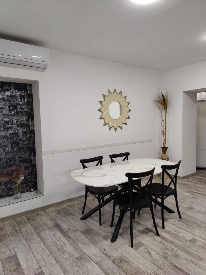 Modern Apartment In The Center With The View Of The Majestic Ararat Jereván Kültér fotó